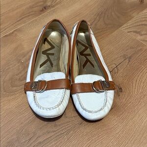 Anne Klein White and Brown Flats